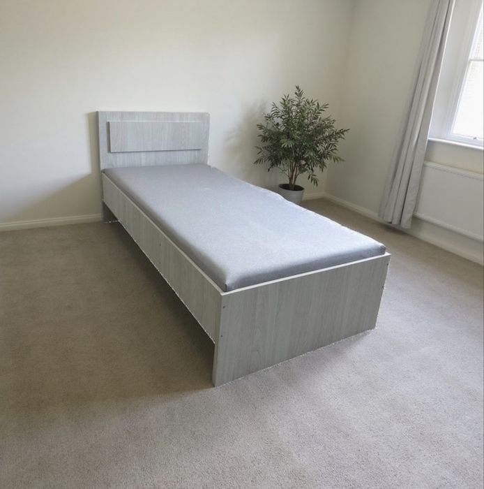 кровать.       2м80м