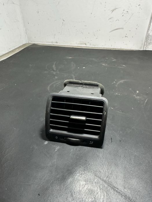 Grila ventilatie dreapta fata Volkswagen vw Golf 5 Jetta 1K0819710