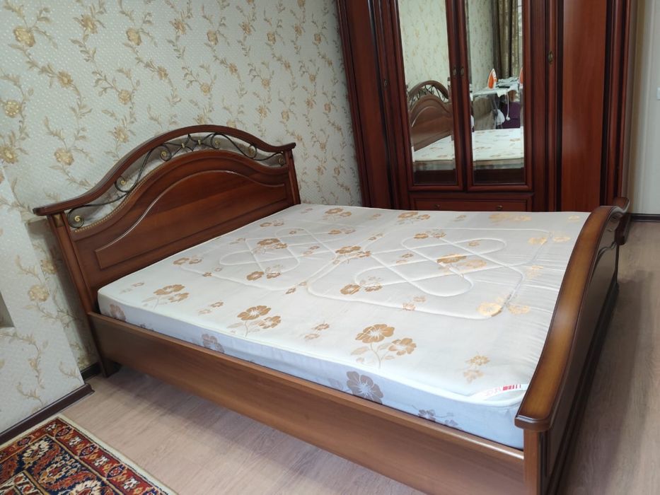 Кровать деревянная