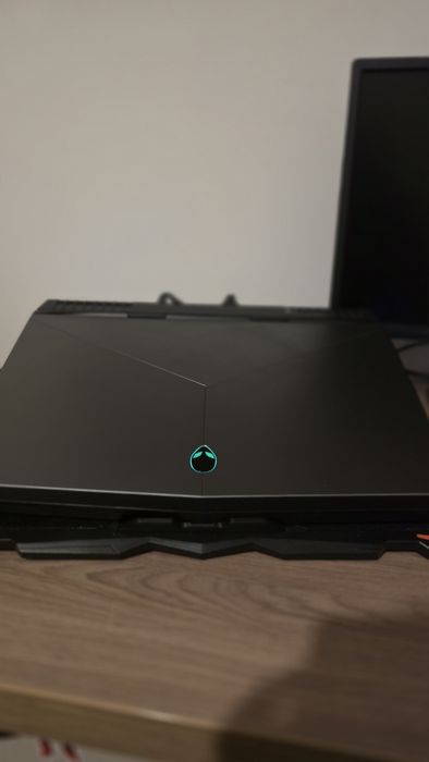 Laptop Gaming Alienware 15 R3 | i7, GTX 1070 8GB, 16GB RAM, 1.38TB Stocare (Dual SSD)+ Stand de înaltă performanță