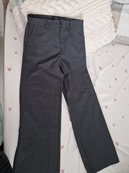 Pantaloni noi cu eticheta