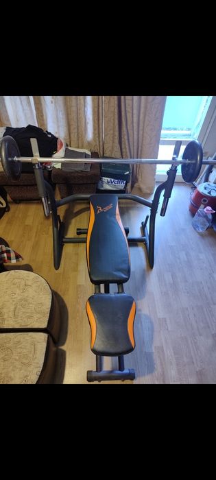 Лежанка със стойки за щанга.