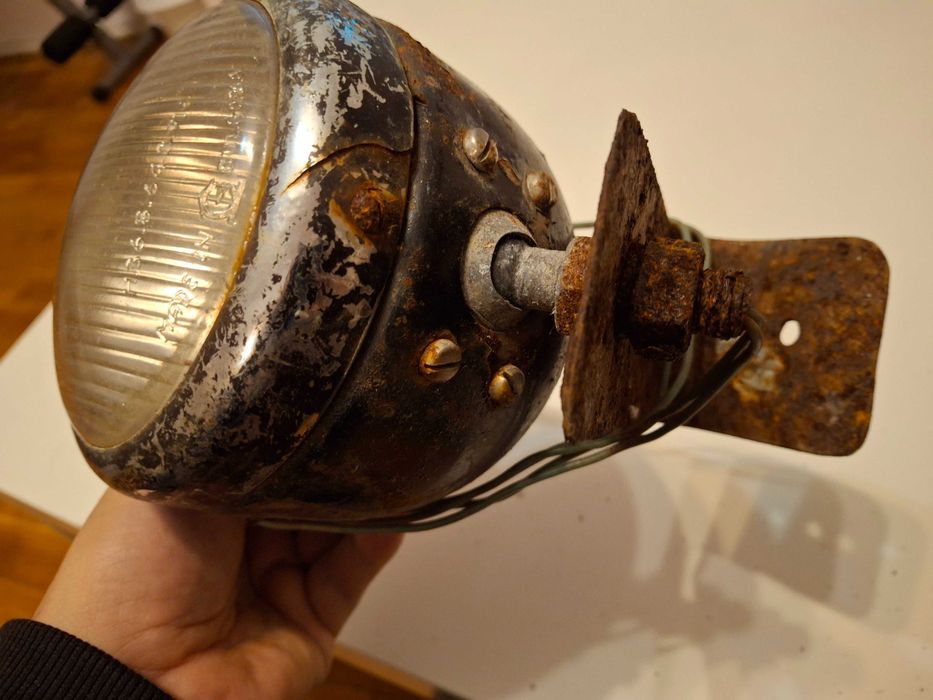 Два стари фара за ретро мотоциклет или друго превозно средство