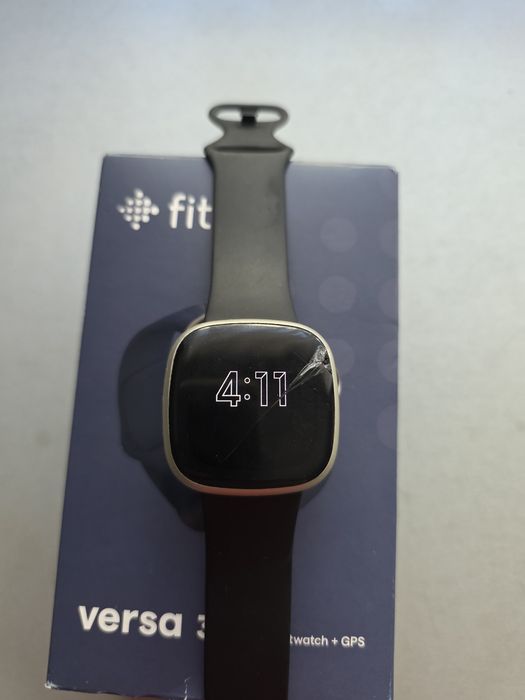 Fitbit Versa 3 - Smartwatch - Perfect funcțional - Ciobit într-un colț