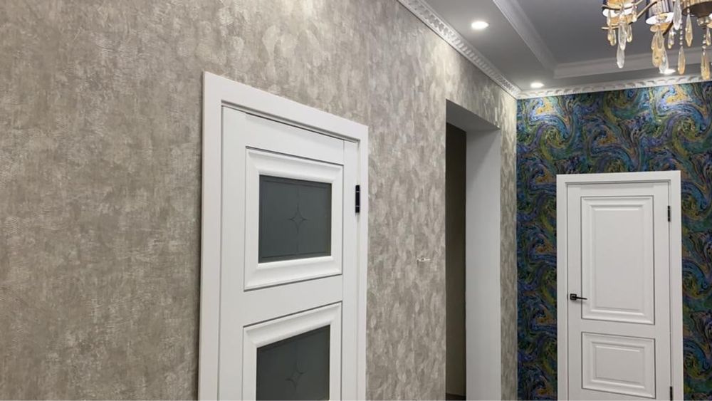 Поклейка обоев и покраска потолка