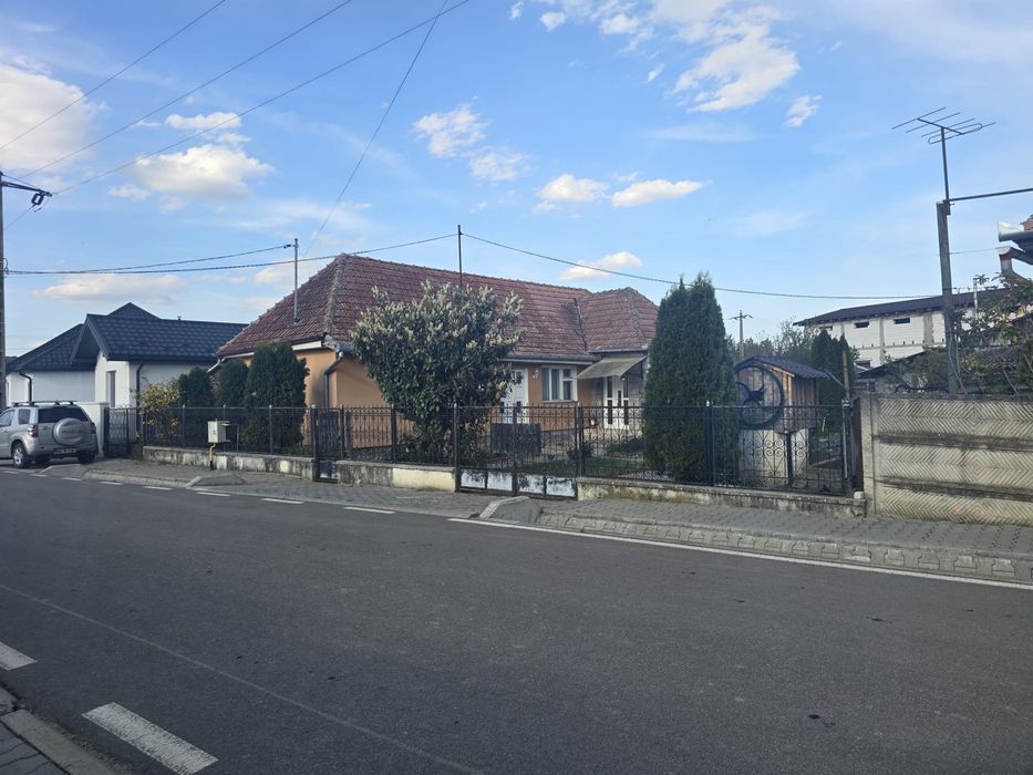 Casă de vânzare 3 camere, 2 băi  + garaj, pivniță, seră, trifazic