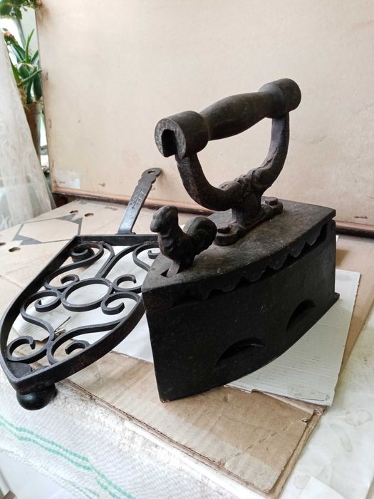 Călcător vechi cu suport