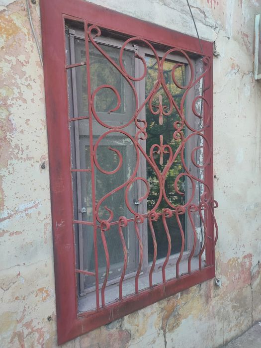 Кованые решетки и кованая дверь