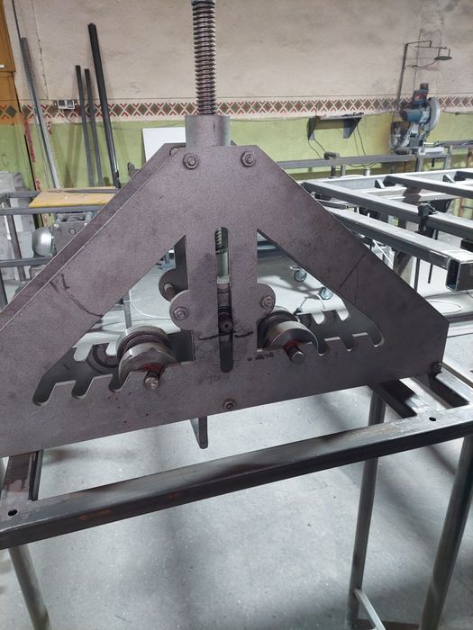 Машина за огъване на профилни тръби