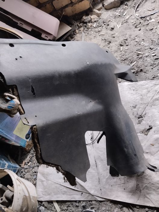 Часть низа панели Мерседес 190