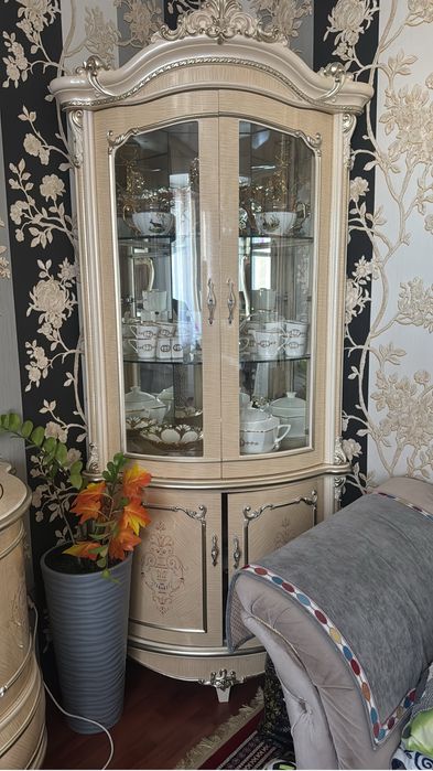 Комод с двумя ветринами