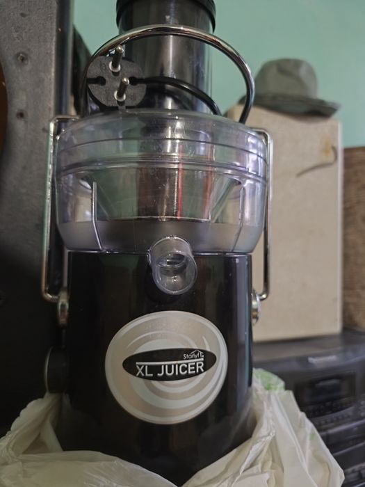 Mașina de cafea Lavazza și storcător de fructe (probate o data )