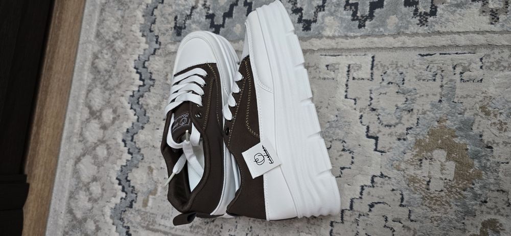 Новые красивые кроссовки на платформе