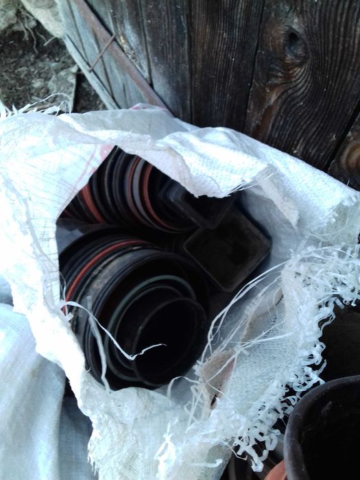 Vând ghivece  plastic diferite dimensiuni