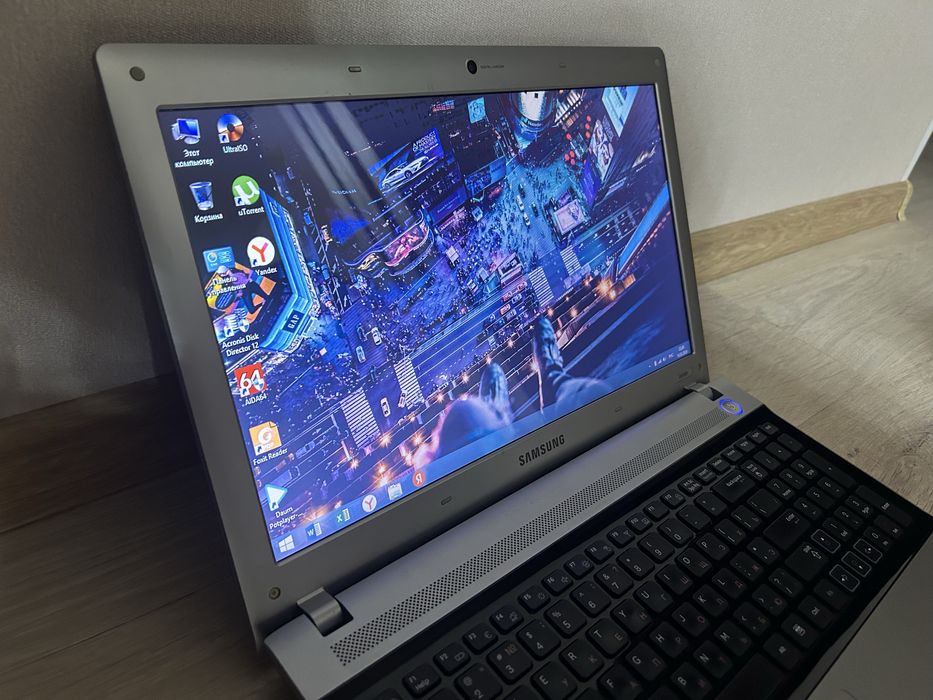 Ноутбук фирмы Samsung intel i3