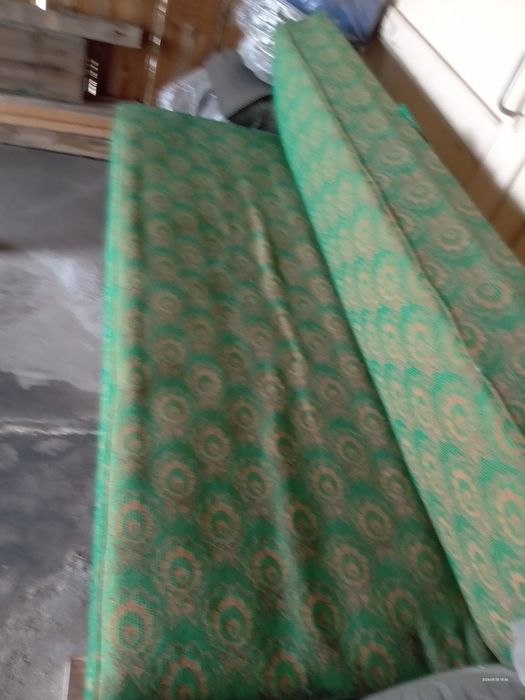 Vând canapea verde, făcută dintr-un recamier, cu cadru din lemn masiv