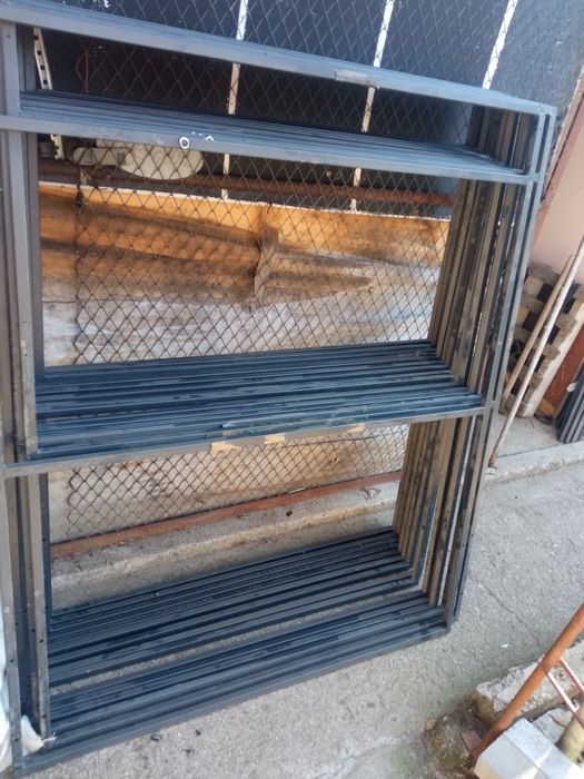 Стелаж само страници