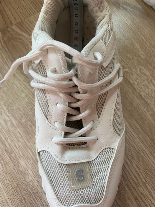 Много запазени маратонки