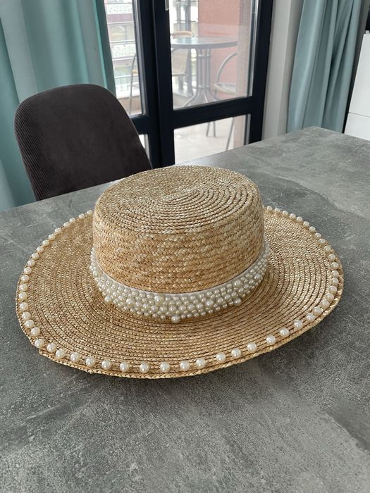 Сламена плажна шапка с декорация от перли