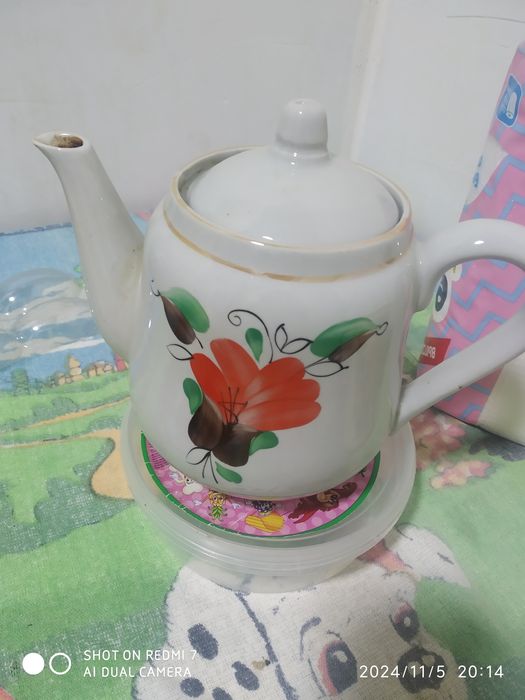 Продается чайник огромный.качество бомба.фарфор.. состояние отличное