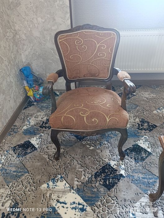 Продам старый диван кресло и столик