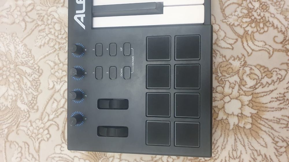 Продам музыкальную клавиатуру