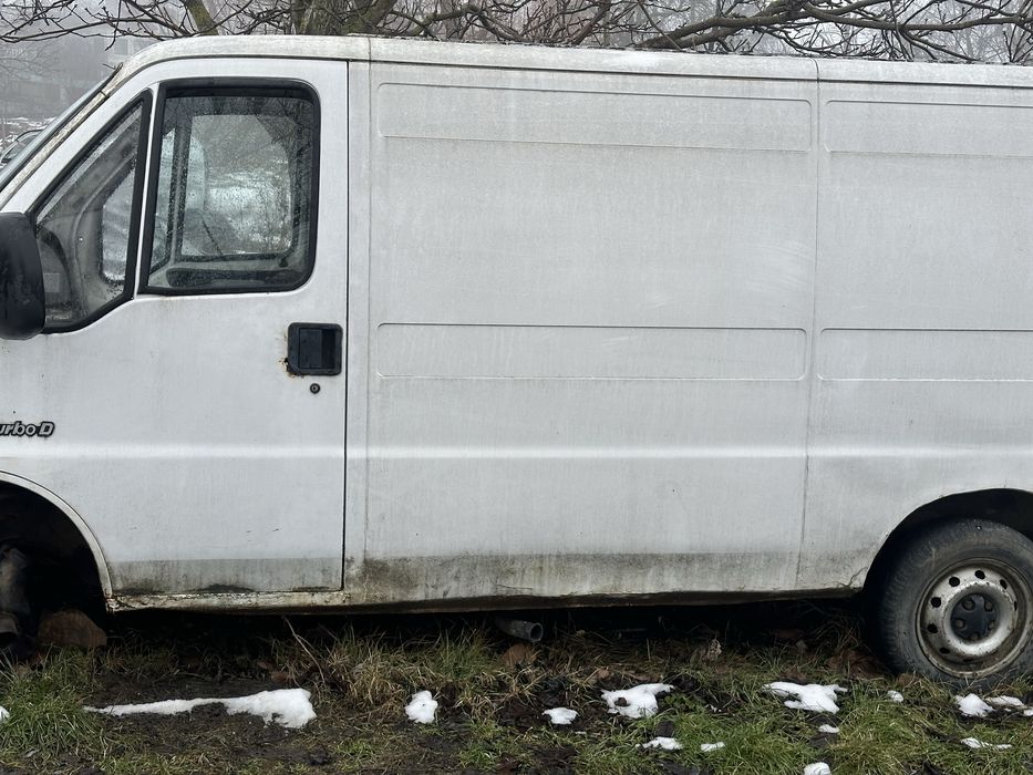 Dezmembrez  auto din poza