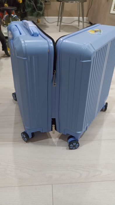 Чемодан на колесах , сумка в дорогу