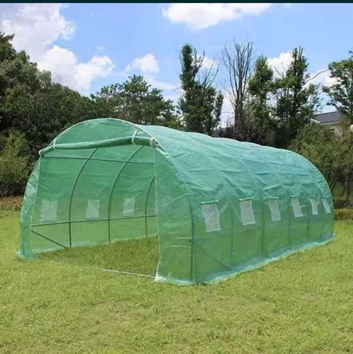 Оранжерия 6х3х2м с метална конструкция и покривало.
