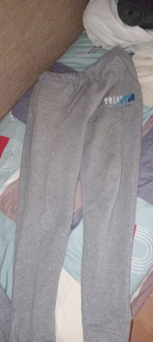 Compleu trapstar gri cu scris baby blue