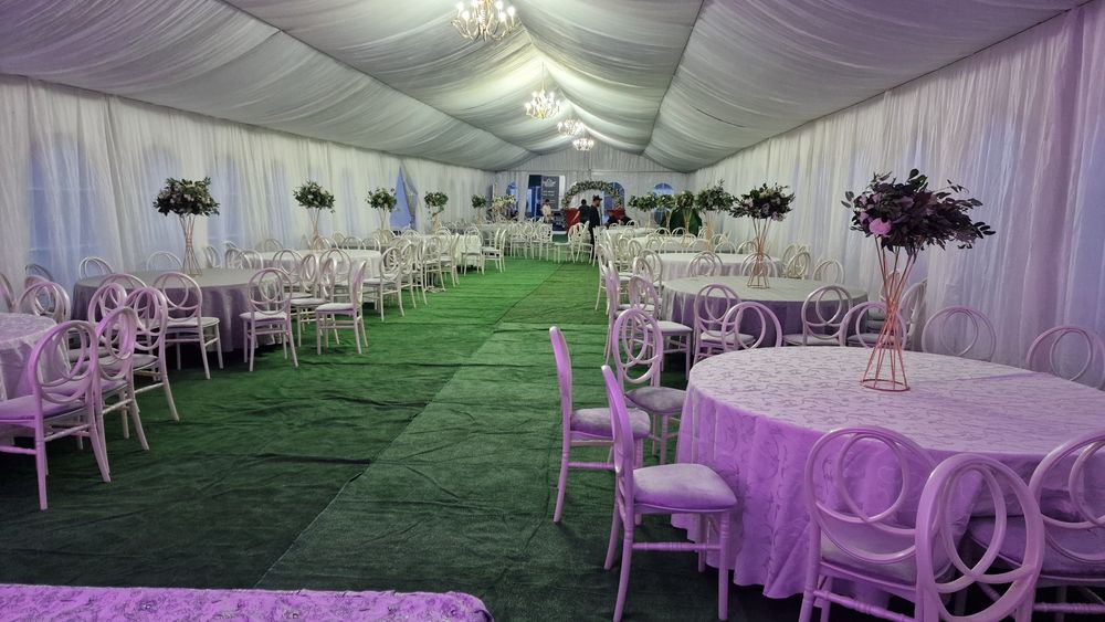 Cort pentru evenimente de vânzare cu toată logistica necesară