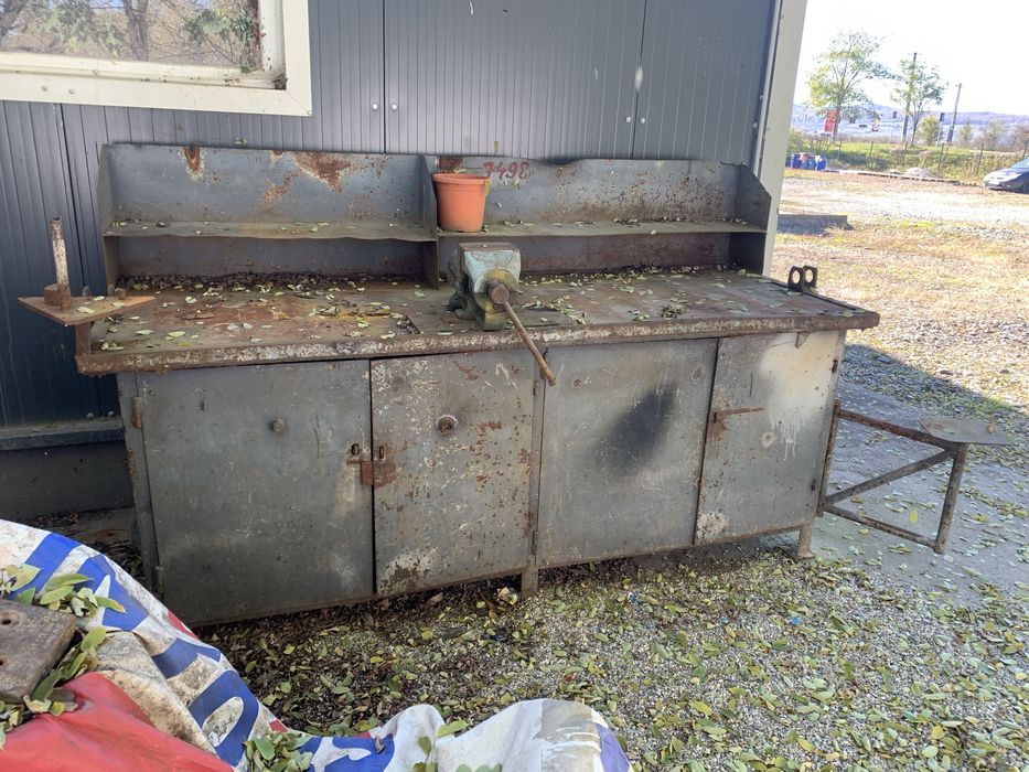 Banc de lucru metalic cu menghina 2,5 m ideal service auto