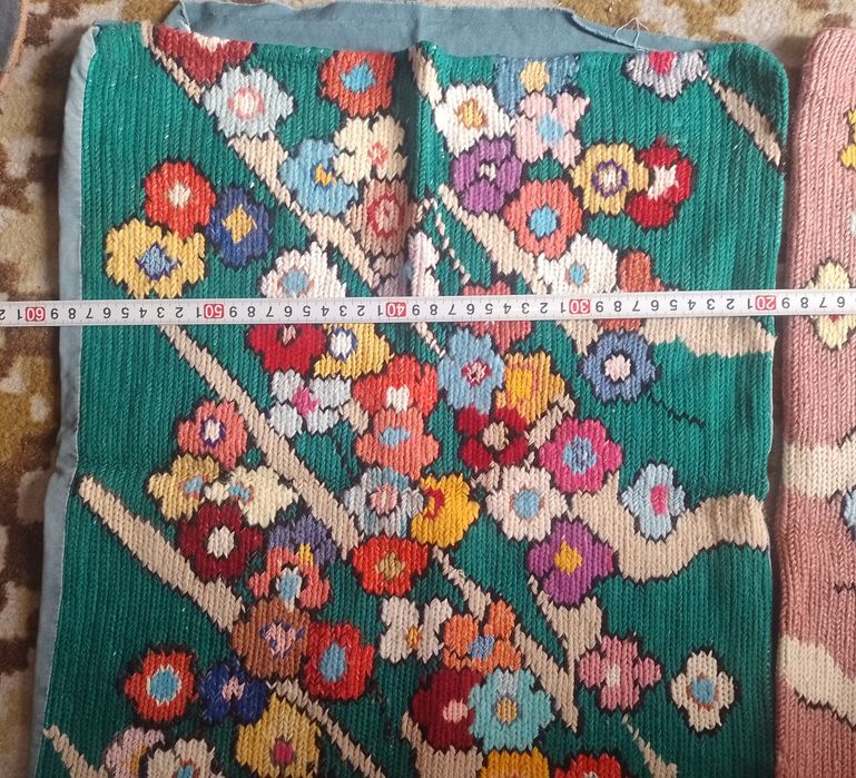 Три ръчно бродирани калъфки за възглавници.