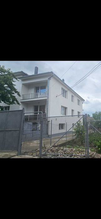 De închiriat: apartament 2 camere, curte și parcare –  aproape de oraș