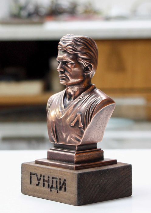 Статуетка- бюст на "Георги Аспарухов-ГУНДИ".Медна галванопластика.