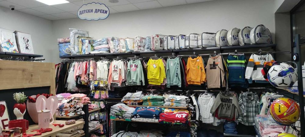 Стелаж за дрехи за магазин