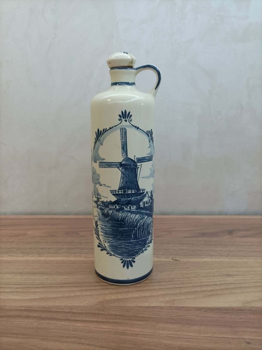 Порцеланово шише за алкохол.