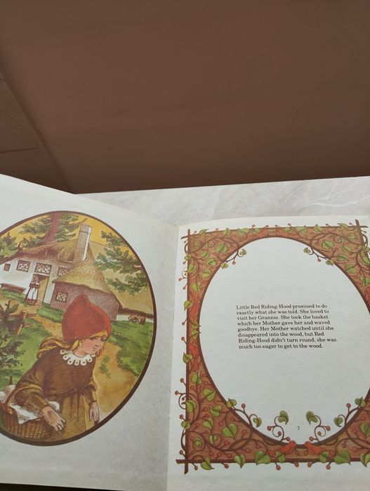 Червената шапчица на английски език