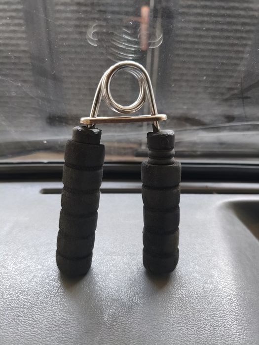 Чёрного цвета эспандер для рук