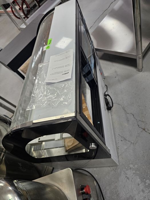 Хладилна витрина  три размера Професионална цена от 1700 лв чисто нови