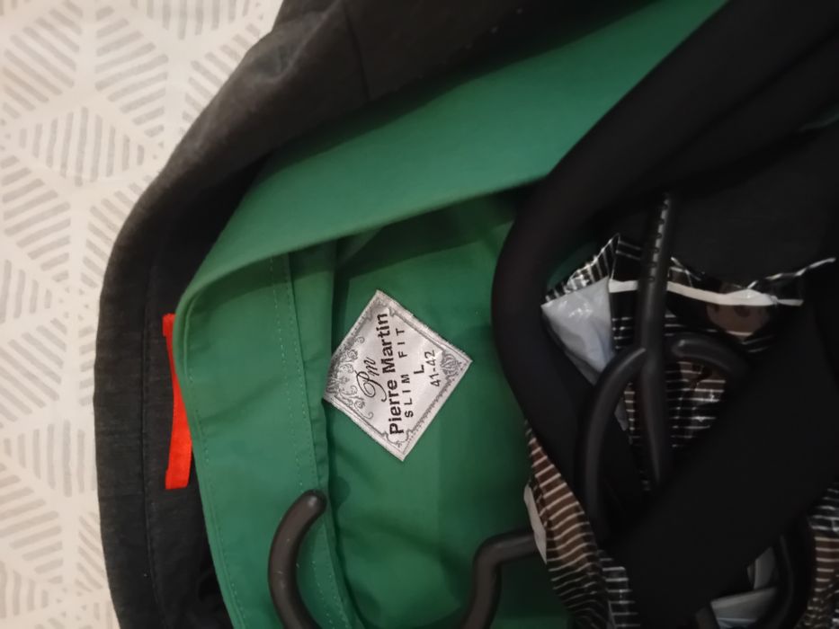 Костюм в сиво и зелено