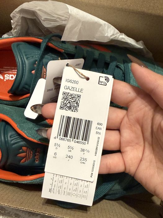 Продам новые кроссовки Адидас