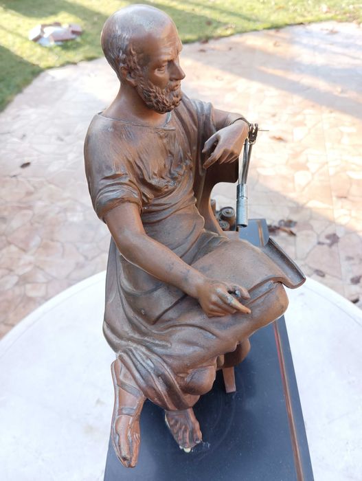 Стар каминен часовник, работещ. Минал профилактика при часовникар