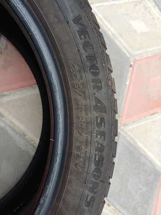 Vând 2 anvelope de iarna 205 50 r17 GOODYEAR foarte bune