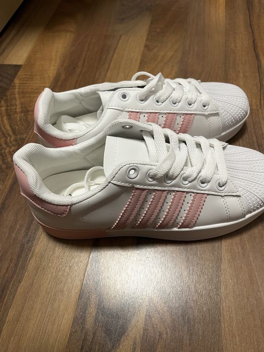 Adidasi dama ! Noi la cutie in doua culori