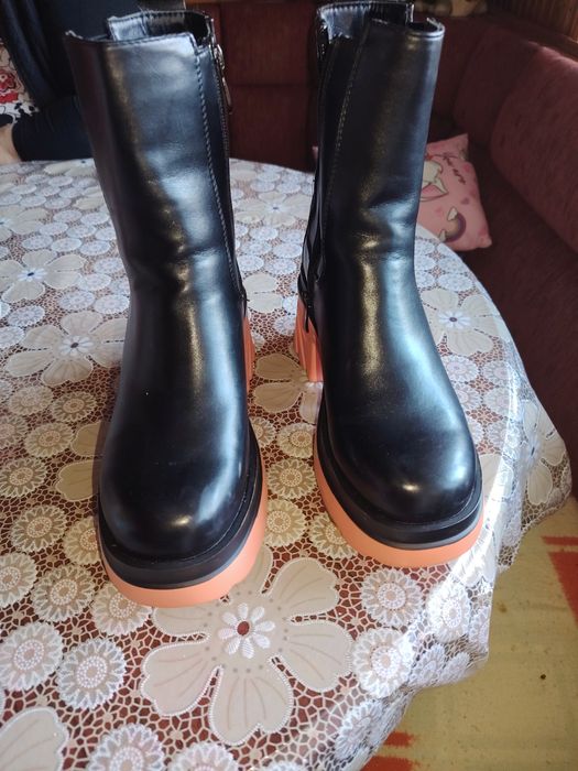 Дамски боти с дебел ток