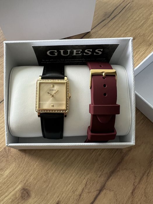 Нов дамски часовник GUESS със сменяема верижка