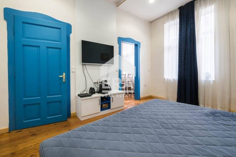 Тристаен, ексклузивен, обзаведен апартамент за продажба, представляващ