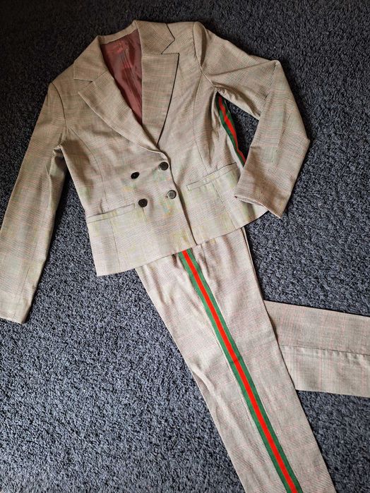 Спортно елегантен костюм напомнящ Gucci