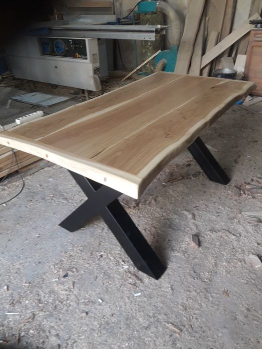 Маса от дъб с янове и метални крака